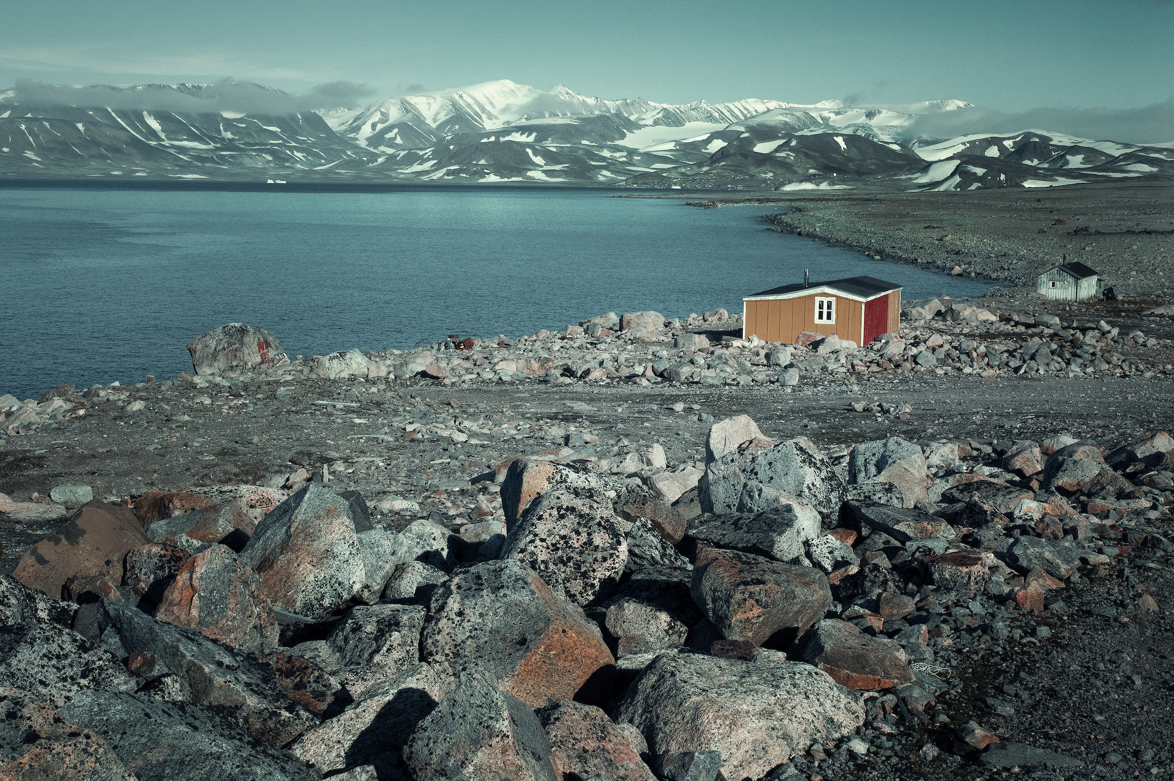 Houses on shore in Ittoqqortoormiit. Photo by Nicole Franken - Visit Greenland