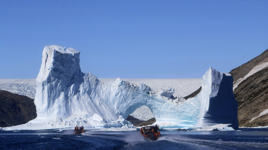 Boat Tour Ice Cap - Photo by The Red House