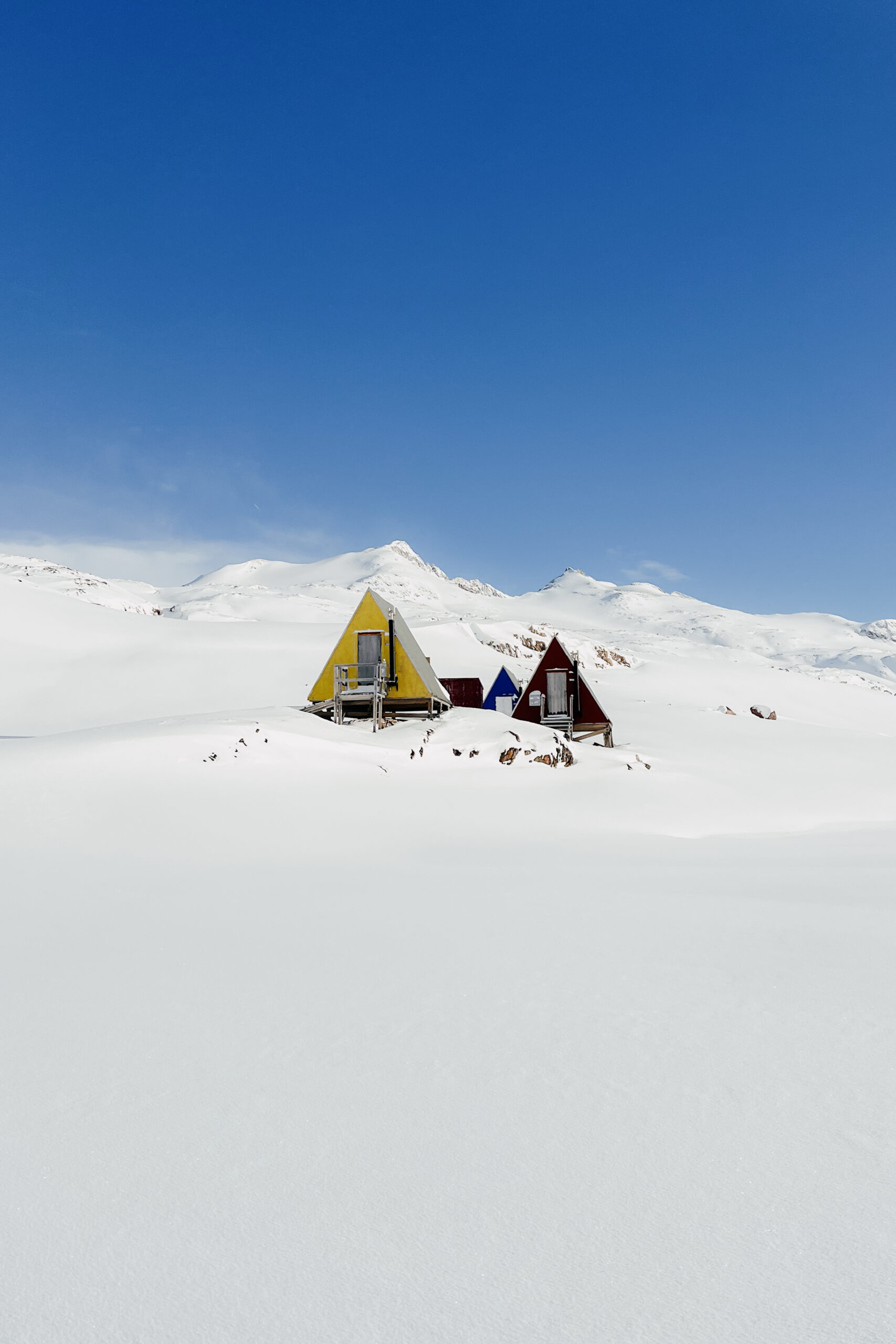 Kaffebaren, a shelter, meeting point and ideal for coffee breaks while dog sledding or snowmobiling on Ammassalik Island.